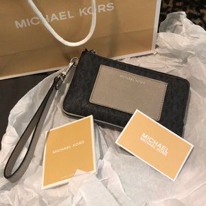 Michael Kors Wristlet Wallet 💗